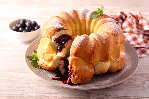 ブルーベリージャムバブルリングケーキ コンフィチュールの充填と猿のパン — ストック写真