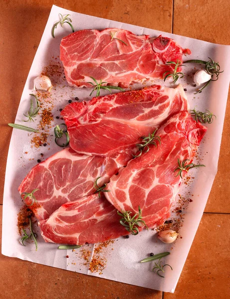 Surowe Mięso Wieprzowe Steki Kołnierzowe Przyprawami Rozmarynem — Zdjęcie stockowe