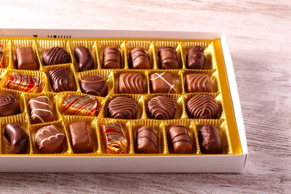 Schachtel Mit Verschiedenen Schokoladenbonbons — Stockfoto