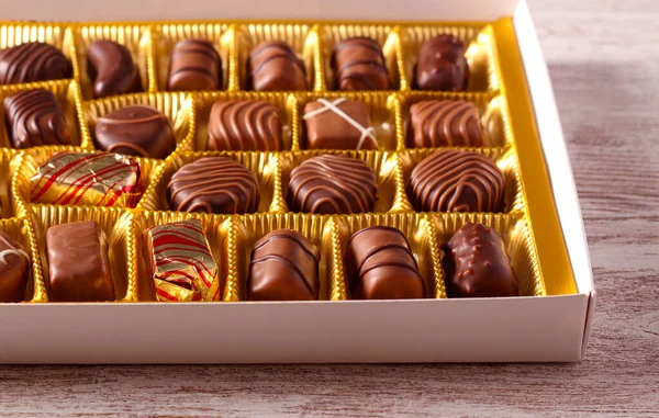 Schachtel Mit Verschiedenen Schokoladenbonbons — Stockfoto