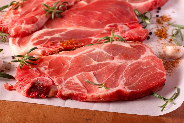 Surowe Mięso Wieprzowe Steki Kołnierzowe Przyprawami Rozmarynem — Zdjęcie stockowe