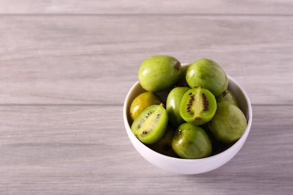 Minikiwifrukter Skål — Stockfoto
