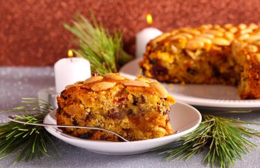 Badem soslu Dundee keki.