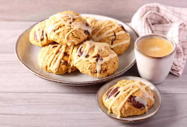 Dobbelt Chokolade Cookies Serveret Med Kaffe - Stock-foto