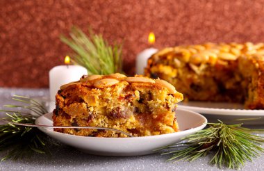 Portekiz 'deki binanın ön cephesinde yeşil giriş kapısı.