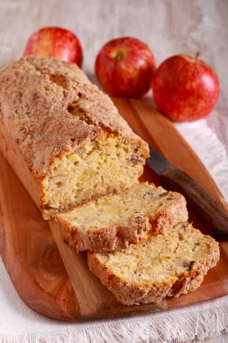 Elma ve fındık somunu, ev yapımı elmalı Hollanda ekmeği.