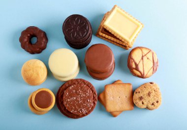 Mavi arkaplanda çeşitli kurabiyeler