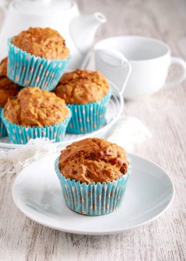 Havuç, meyve ve fındıklı kek, ev yapımı sağlıklı kekler.