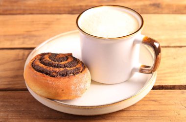 Haşhaş tohumu girdap buns plaka üzerinde doldurma