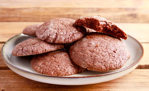 皿の上の自家製チョコレート クッキー — ストック写真