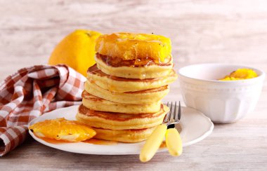 Ricotta hotcakes with roasted orange