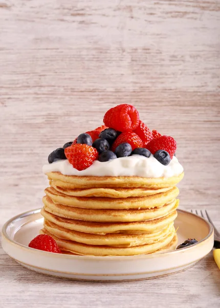 Pile Pancakes Yogurt Mix Berry Topping — ストック写真