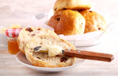 Sweet buns with raisin tea cakes, served with butter and honey