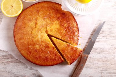 Limonlu kek, dilimlenmiş ve kaymaklı.