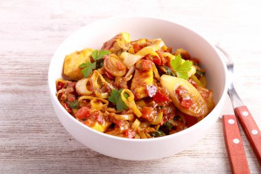 Bir kasede sebze karışımlı hindi yeşil köri.