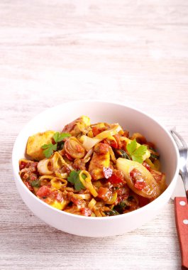 Bir kasede sebze karışımlı hindi yeşil köri.