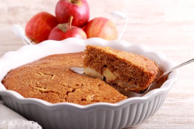 Kutuda tam buğday elmalı kek.