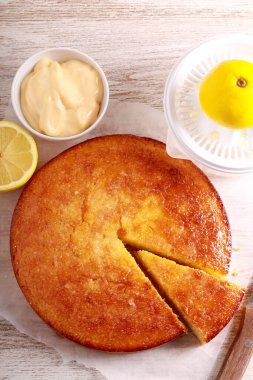 Limonlu kek, dilimlenmiş ve kaymaklı.