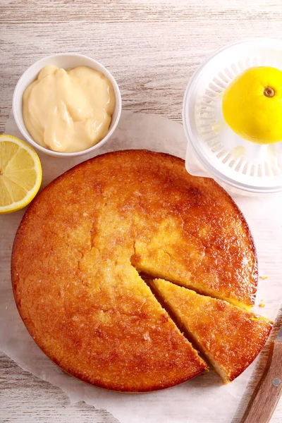 Лимонный Торт Нарезанный Подаваемый Творогом — стоковое фото