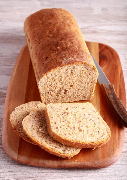 Chleb Pełnoziarnisty Lniany Desce Drewnianej — Zdjęcie stockowe