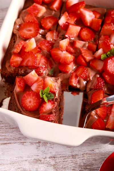 Schokoladenkuchen Mit Erdbeerbelag — Stockfoto