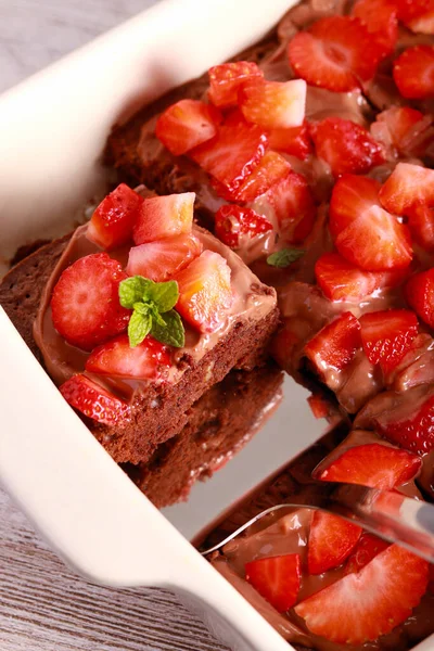 Schokoladenkuchen Mit Erdbeerbelag — Stockfoto