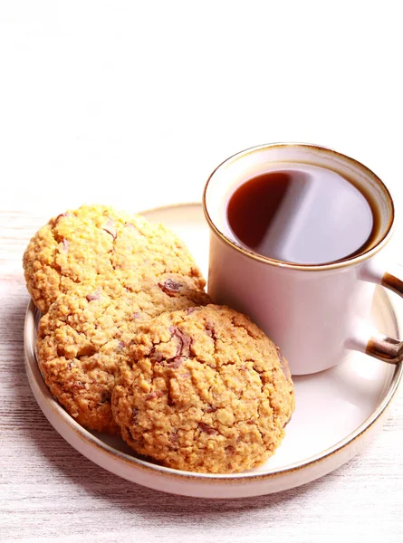 Haferflockenkekse Mit Schokoladenstücken Und Nüssen Serviert Mit Schwarzem Kaffee — Stockfoto