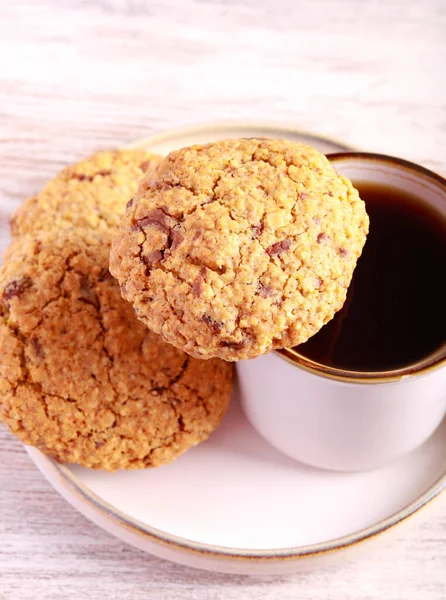 Овсяное Печенье Шоколадными Кусочками Орехами Подается Черным Кофе — стоковое фото