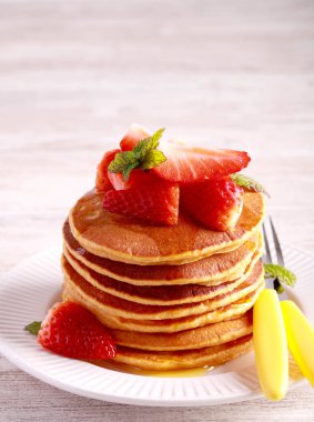 Tatlı patatesli krep, bal ve çilekli.