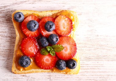 Fıstık ezmeli ve çilekli tost.