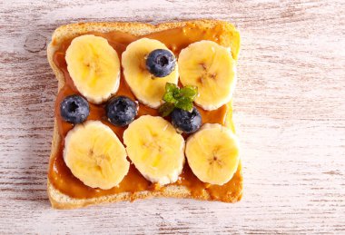 Fıstık ezmeli, muzlu ve yabanmersinli tost.