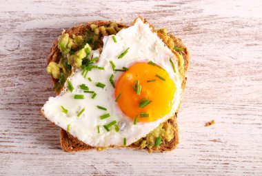 Avokado ve yumurtalı tost.