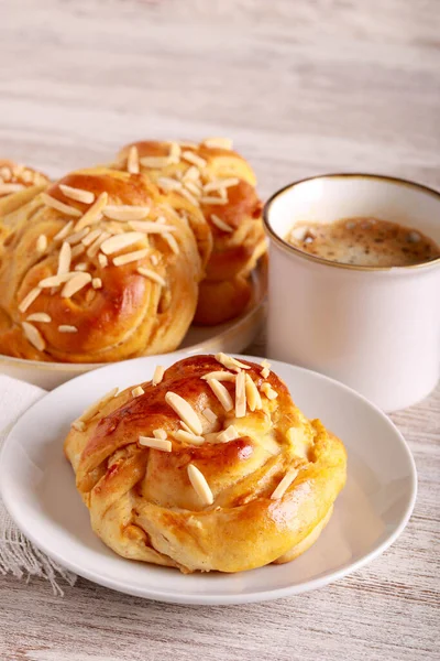 Kremalı Bademli Çörekler Kahveyle Servis Edilir — Stok fotoğraf