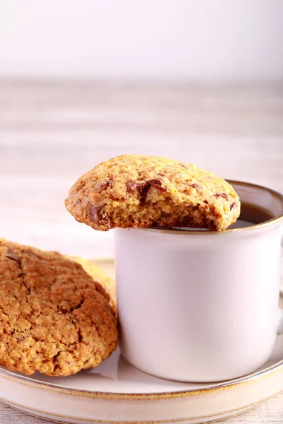 Oatmeal Cookies Chocolate Chunks Nuts Served Black Coffee — Stock Photo, Image