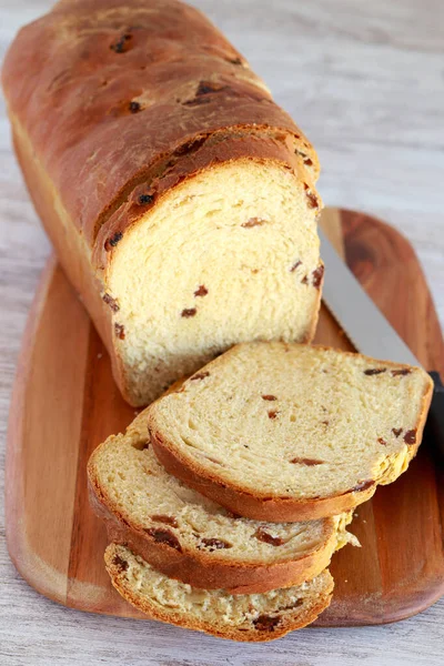 Tarçın Kuru Üzümlü Tatlı Ekmek Tahta Üzerinde Dilimlenmiş — Stok fotoğraf