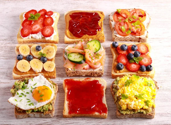 Selección Tostadas Desayuno Con Diferentes Ingredientes Salados Dulces Sandwich Tostadas — Foto de Stock