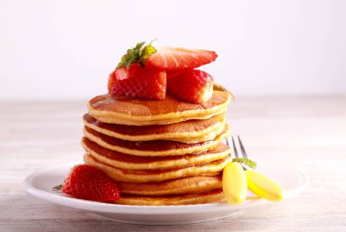 Tatlı patatesli krep, bal ve çilekli.