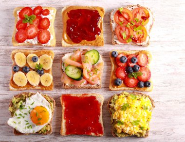 Kahvaltıda farklı malzemelerle yapılan tostlar. Lezzetli ve tatlı. Sandviç, tost, kahvaltı veya brunch, konsept.