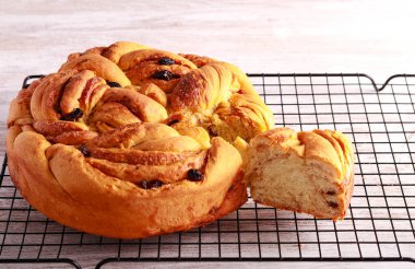 Tel rafta kuru üzümlü tatlı ekmek