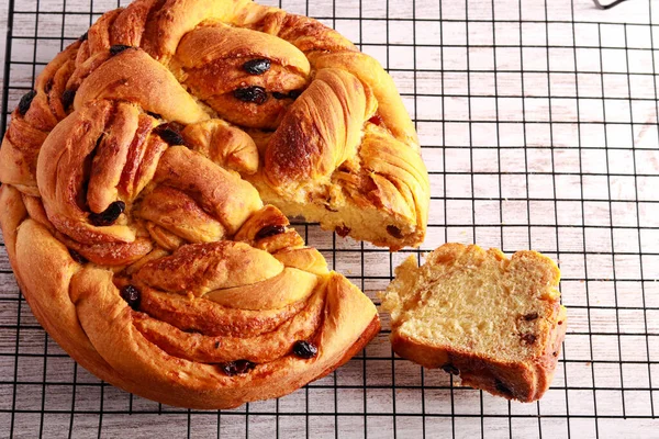 stock image Twisted sweet bread with raisin on wire rack