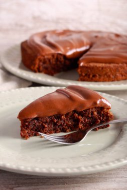 Çikolatalı ganache soslu Mocha cevizli kek.