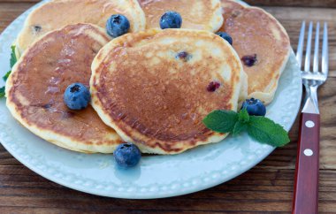 Böğürtlenli krep ve bal.