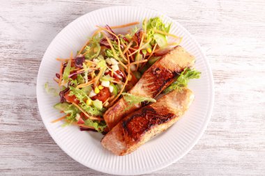 Salatalı ızgara somon filetosu.