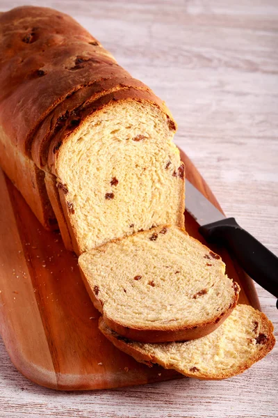 Skořice Rozinkový Sladký Chléb Krájený Dřevěné Desce — Stock fotografie