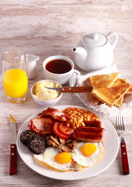 Pełne Angielskie Lub Irlandzkie Śniadanie Serwowane — Zdjęcie stockowe