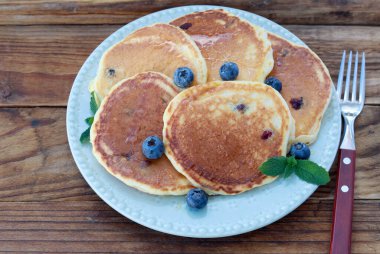 Böğürtlenli krep ve bal.