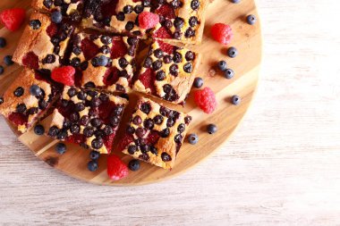 Böğürtlenli ve ahududulu kek, tahtada.