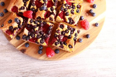 Böğürtlenli ve ahududulu kek, tahtada.