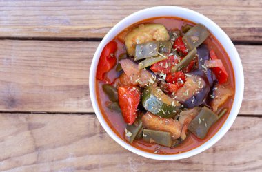 Yaz sebzeleri ragu, sote, domates soslu güveç tabağı.