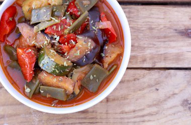 Yaz sebzeleri ragu, sote, domates soslu güveç tabağı.